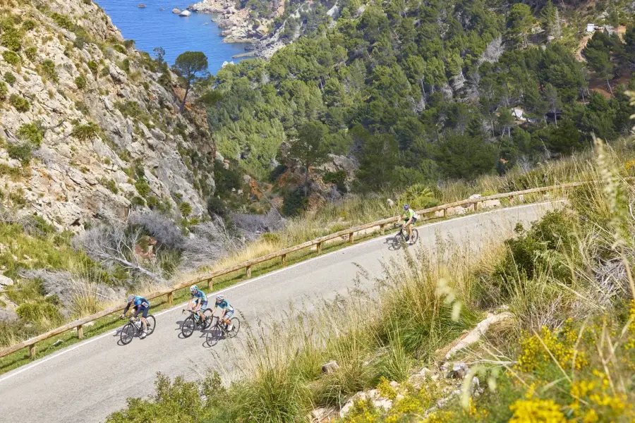 Carretera de costa entre montañas en Cabo de Gata