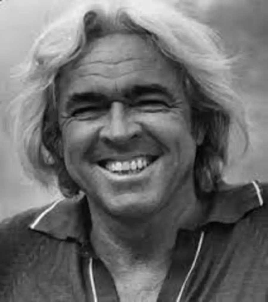 Retrato en blanco y negro de Eddie Fowlie, sonriendo