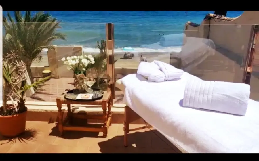 Camilla de masaje en una terraza con vistas al mar