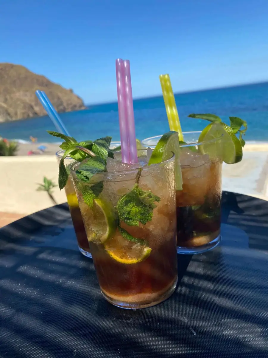 Dos mojitos junto a la piscina