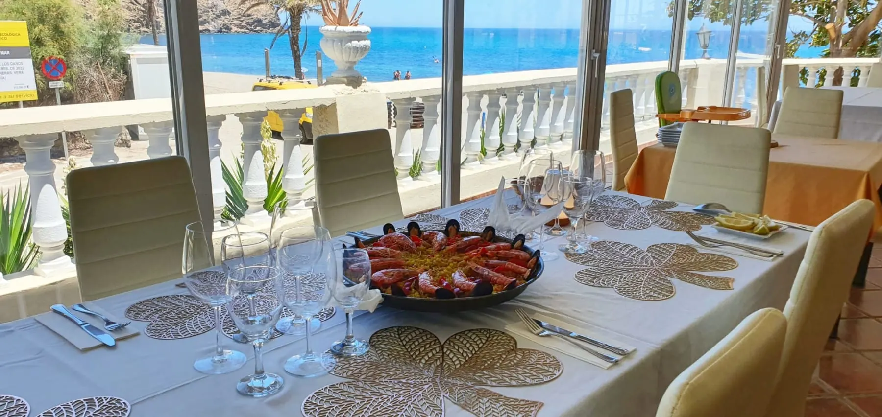 Mesas del restaurante con vistas directas al mar